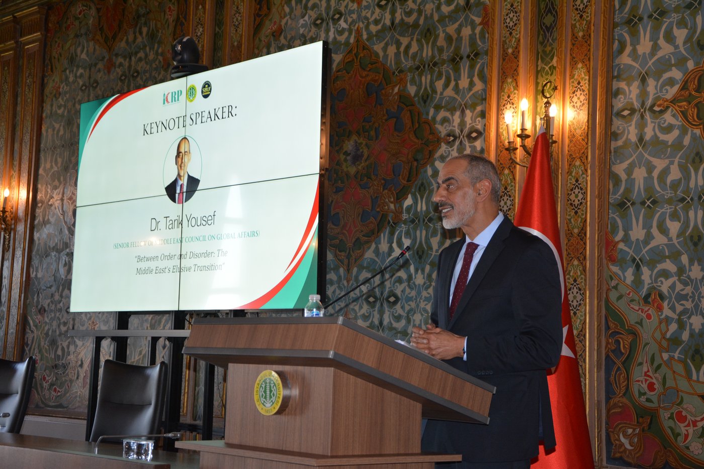 Keynote konuşmacı Dr. Tarik Yousef kürsüde