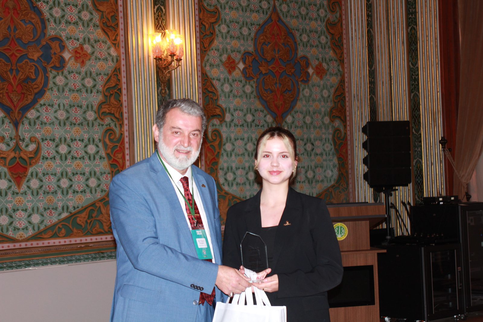 ICRP 2026'da bir katılımcıya plaket takdimi