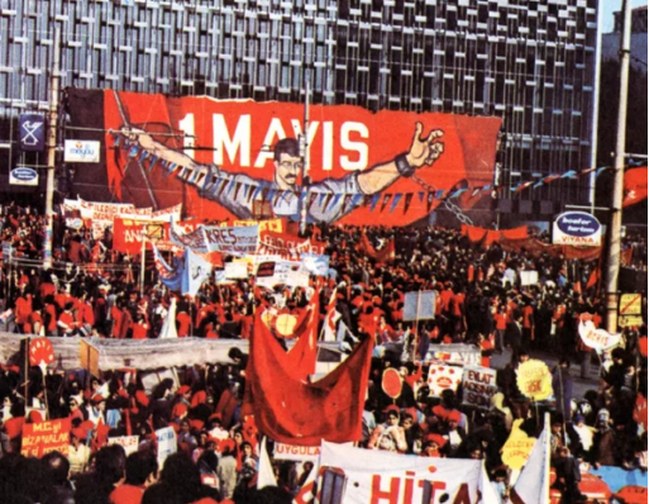 1977 1 Mayıs kutlamalarında kalabalık bir işçi mitingi