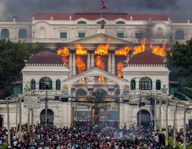 Nepal'de meclis binasının yanması, kalabalık bir protesto