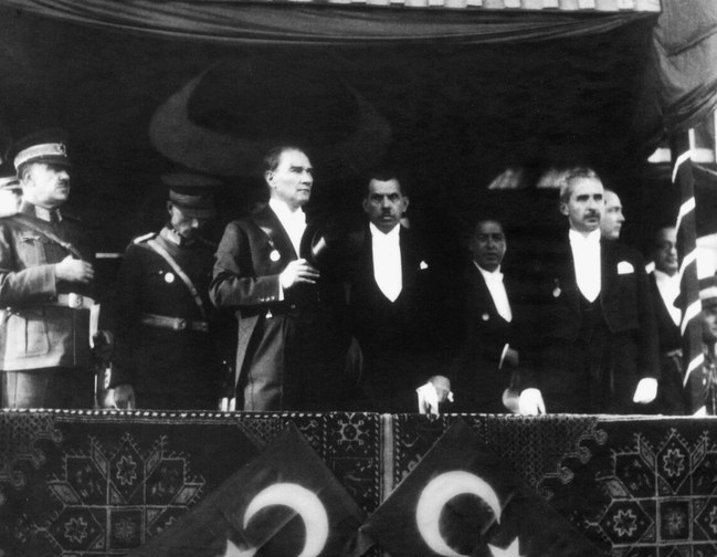 Atatürk'ün balkonda bir törende heyetiyle birlikte tarihi bir fotoğrafı