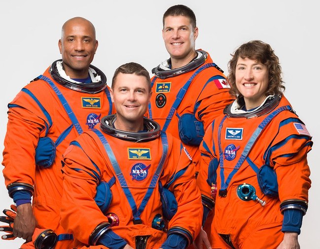 Uzay giysili dört NASA astronotu