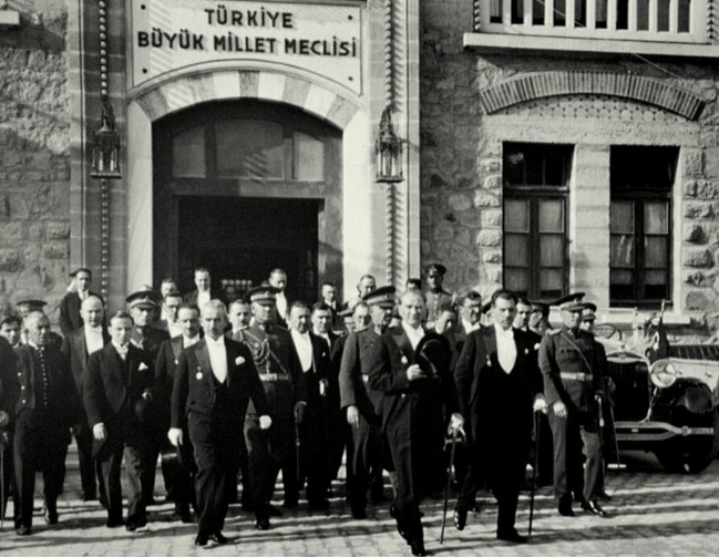Türkiye Büyük Millet Meclisi binası önünde Mustafa Kemal ve heyeti